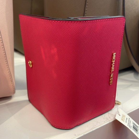 MICHAEL KORS
Medium Crossgrain Leather Wallet
Electric Pink
NWT - Picture 13 of 16